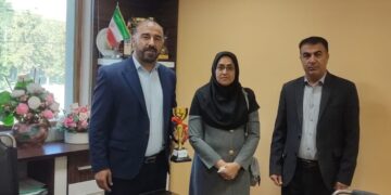 قدردانی از کادر درمان / اهدا کاپ قهرمانی تیم فوتبال چمنی به بیمارستان رحیمی خرم آباد